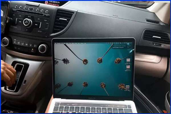 how-to-charge-a-laptop-in-car